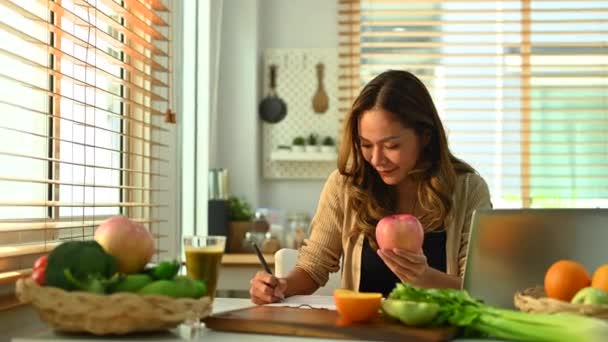 Nutricionista mujer despertando con frutas en su escritorio. Foto de alta calidad - Imágenes, Vídeo