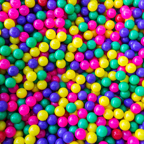 Montón de pelotas coloridas para que los niños jueguen
 - Foto, imagen
