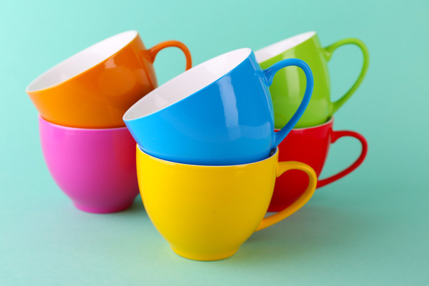 Colorful cups on color background - Фото, зображення