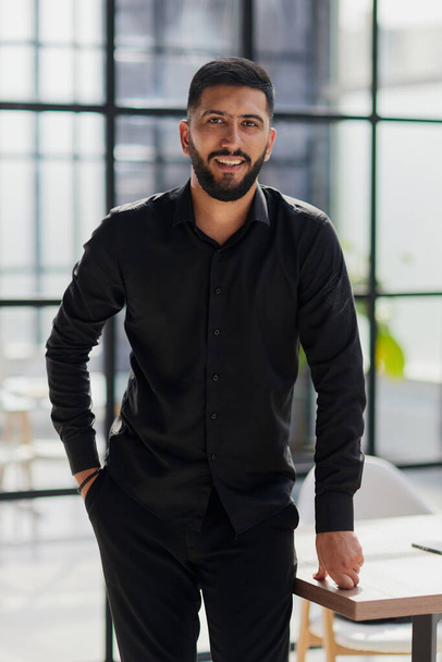 portrait of a young businessman who is smiling - Foto, afbeelding