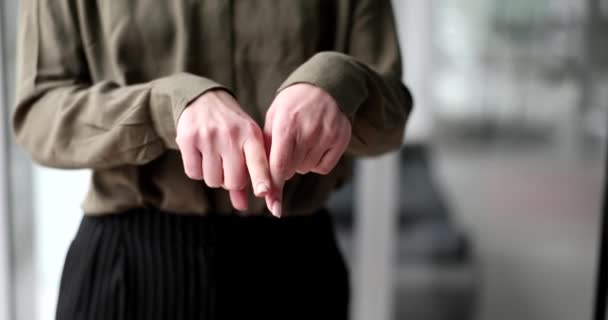 Frau macht Schande über Sie Geste mit den Händen im Amt stehen. Managerin reibt sich Zeigefinger und bittet, über Zeitlupe nachzudenken - Filmmaterial, Video