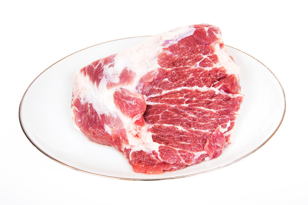 Carne cruda sobre fondo blanco
 - Foto, imagen