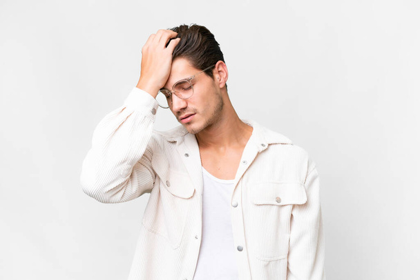 Mladý pohledný běloch muž přes izolované bílé pozadí s bolestí hlavy - Fotografie, Obrázek