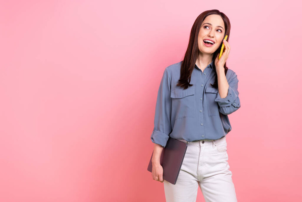 Photo of gorgeous positive lady office manager wear grey stylish clothes look up empty space device shop isolated on pink color background. - Foto, imagen