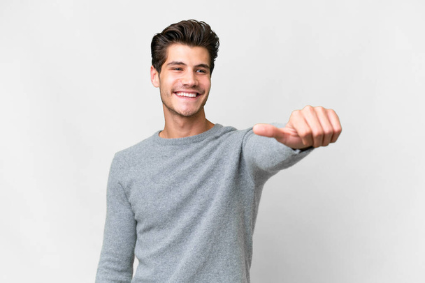 Mladý pohledný běloch muž přes izolované bílé pozadí dává palce nahoru gesto - Fotografie, Obrázek