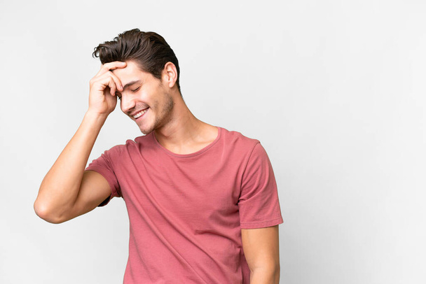 Mladý pohledný běloch muž přes izolované bílé pozadí se směje - Fotografie, Obrázek