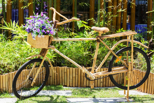 Violetti kukkia bambu polkupyörän kori
. - Valokuva, kuva