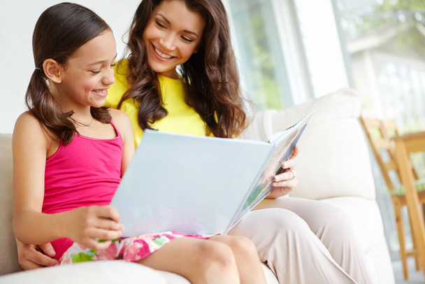 Anna mielesi kadota sanojen sisään. Äiti ja tytär lukemassa kirjaa yhdessä ja jakamassa sitoutumishetken - Valokuva, kuva