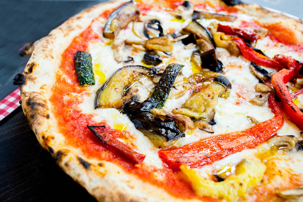 Pizza mit Gemüse. Neapolitanische Pizza mit gebackenem Gemüse. Italienisches vegetarisches Rezept. - Foto, Bild