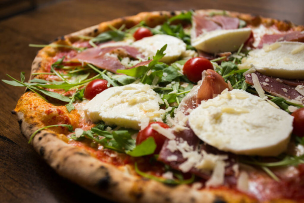 Bufala Mozzarella Pizza. Neapolitanische Pizza mit Tomatensauce, Mozzarella und etwas Gemüse. Italienisches Rezept. - Foto, Bild