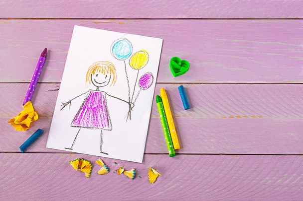 Anneler Günü için konsept. Çocuklar selamlar, kalemler, pembe ahşap arka planda kağıtlar çiziyor. Yukarıdan görüntüle - Fotoğraf, Görsel