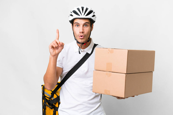 Курьер в шлемовом велосипеде на изолированном белом фоне намеревается реализовать решение при поднятии пальца - Фото, изображение