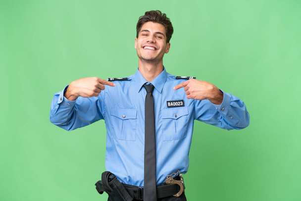 Giovane poliziotto su sfondo isolato orgoglioso e soddisfatto di sé - Foto, immagini