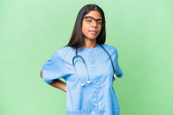Mladý africký americký zdravotní sestra žena přes izolované pozadí trpí bolestí zad za to, že vynaložil úsilí - Fotografie, Obrázek