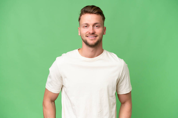 Молодой белокурый белый мужчина на изолированном фоне смеется - Фото, изображение