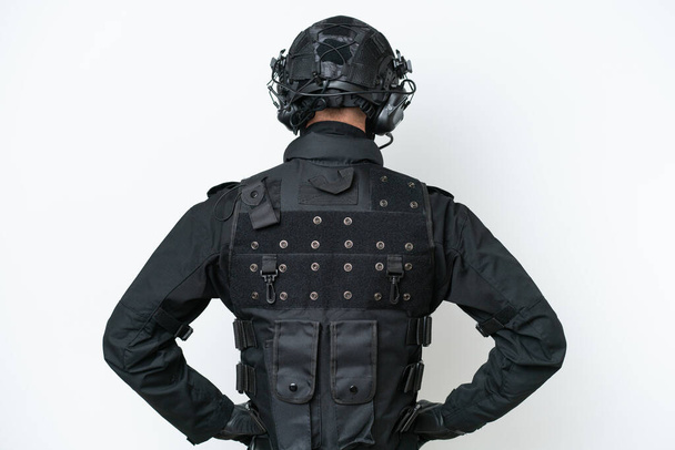SWAT férfi elszigetelt fehér háttér hátsó pozícióban - Fotó, kép