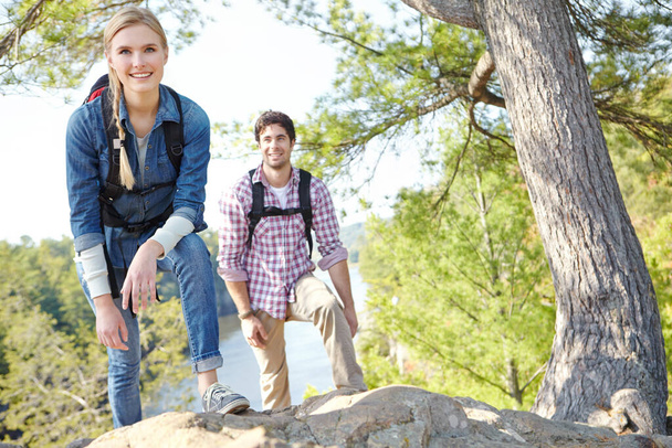 No queda mucho por hacer... Una joven pareja trepando y subiendo juntos por la ladera de la montaña - Foto, Imagen