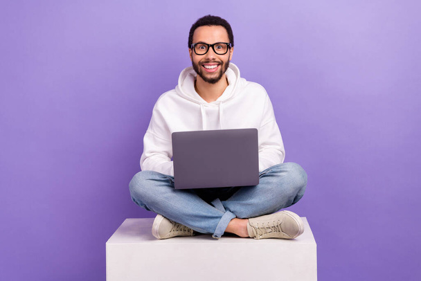 Full body photo of excited surprised man sit box platform using apple macbook eshopping proposition isolated on purple color background. - Foto, immagini