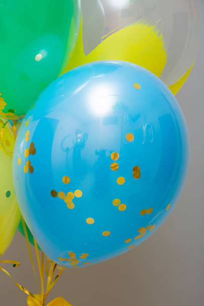 zielone, żółte i niebieskie balony na białym tle - Zdjęcie, obraz