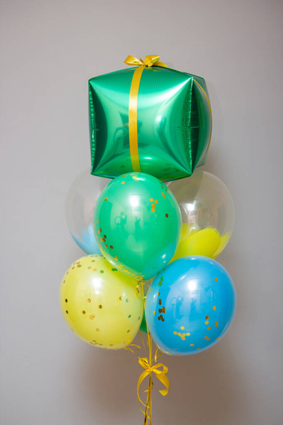 ballons verts, jaunes et bleus sur fond blanc - Photo, image