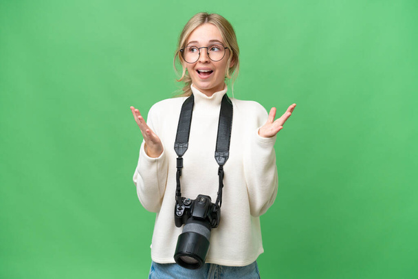 Giovane fotografo donna inglese su sfondo isolato con espressione facciale a sorpresa - Foto, immagini