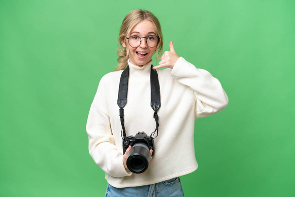 Mladá fotografka anglická žena na izolovaném pozadí dělá gesto telefonu. Zavolej mi zpátky. - Fotografie, Obrázek