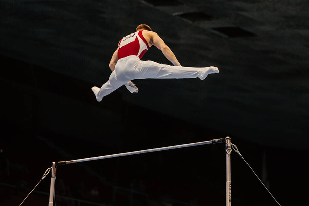 gimnasta masculina ejercicio en barra horizontal en gimnasia artística. empresa de aparatos Spieth Alemania - Foto, imagen