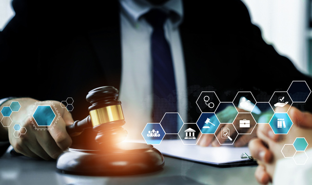 弁護士事務所のスマート法律、法律アドバイスアイコン、弁護士の作業ツールは、デジタル法と自動法と規制のオンライン技術の概念を示しています . - 写真・画像