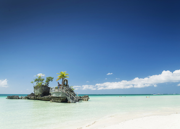 plage blanche et sanctuaire chrétien sur l'île tropicale boracay en p
 - Photo, image