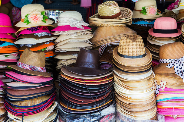 Багато капелюхів лежать на столі
 - Фото, зображення