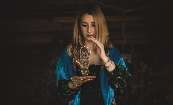 Parler du futur. Femme tsigane avec autel, bougies magiques, aura propre et énergie négative, concept wicca - Photo, image