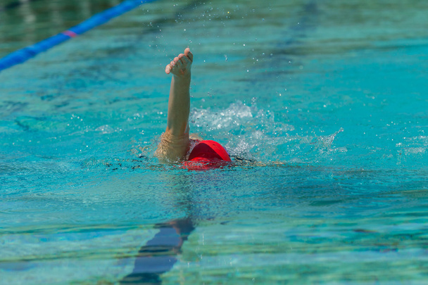 Menina nadando
 - Foto, Imagem