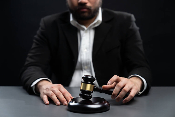 Фокус дерев'яний молоток з обпаленим фоном адвоката в чорному костюмі сидить на його офісному столі, символ правосуддя і цілісності, збалансоване і етичне рішення в суді правової рівності
 - Фото, зображення