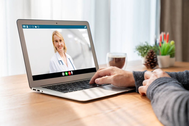 Doctor video oproep online door modish telegeneeskunde software applicatie voor virtuele ontmoeting met de patiënt - Foto, afbeelding