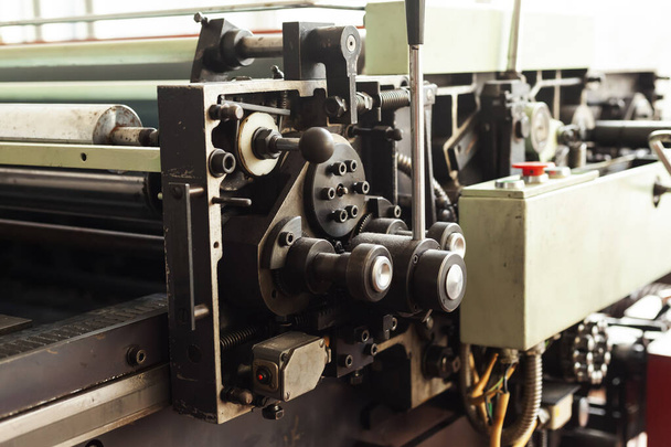 Primo piano di una pressa litografica o rotolante utilizzata per la creazione di litografie, o di una macchina per disegnare immagini utilizzando una pietra. - Foto, immagini