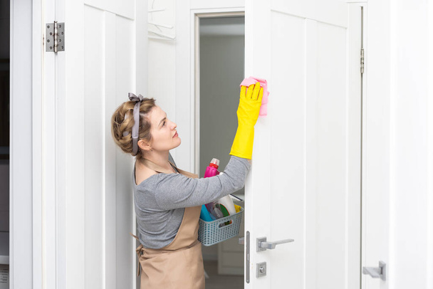 Kobieta sprzątająca dom. prace domowe. - Zdjęcie, obraz