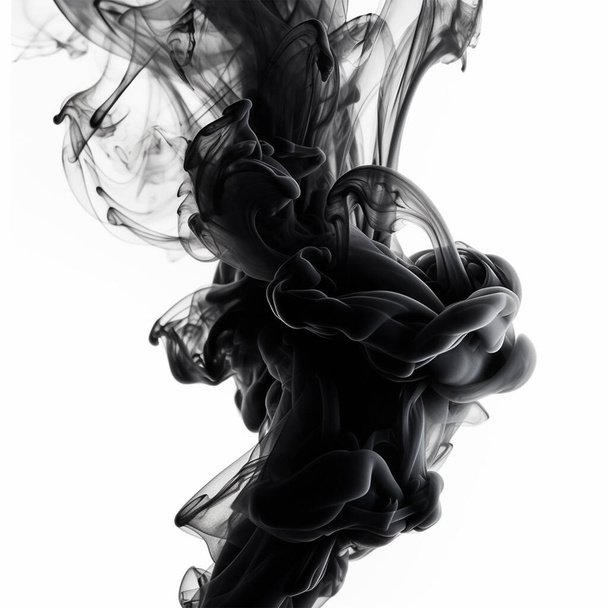 humo negro aislado sobre fondo blanco, diseño abstracto con espacio de copia, elemento de diseño. Textura de humo congelar movimiento polvo oscuro liso. espacio para texto - Foto, imagen