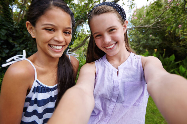 Sonsuza kadar en iyi arkadaş. İki genç kız arkadaş dışarıda selfie çekiyorlar. - Fotoğraf, Görsel
