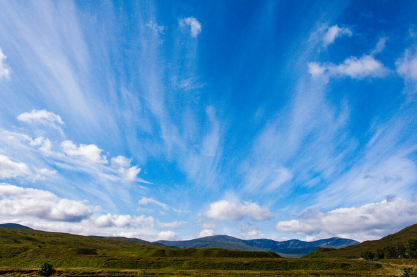 bellissimo paesaggio in Scozia, ricco di verde, luogo ideale per le vacanze estive - Foto, immagini