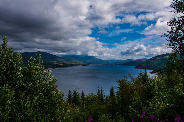 schöne Landschaft in Schottland, viel Grün, idealer Ort für den Sommerurlaub - Foto, Bild