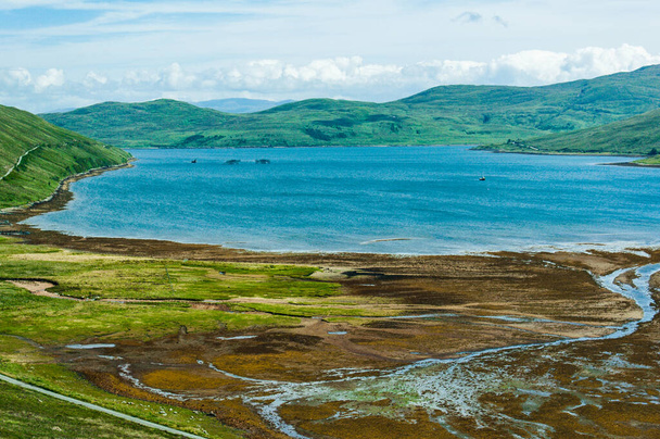 gyönyörű táj Skóciában, tele zölddel, ideális hely a nyári vakációra - Fotó, kép