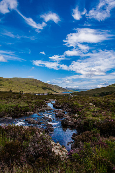 όμορφο τοπίο στη Σκωτία, γεμάτο πράσινο, ιδανικό μέρος για καλοκαιρινές διακοπές - Φωτογραφία, εικόνα