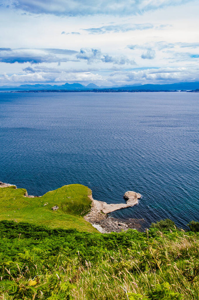 hermoso paisaje en Escocia, lleno de vegetación, lugar ideal para las vacaciones de verano - Foto, Imagen