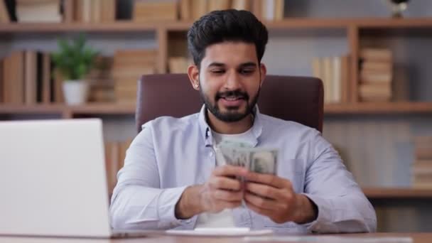 職場でお金を数えるインドのビジネスマンの笑顔の肖像. 簡単にお金を作る。 成功したビジネスマンは良い取引を喜びます. - 映像、動画