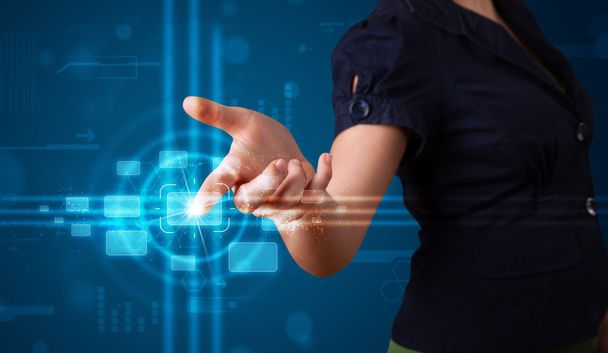 Γυναίκα πατώντας υψηλής τεχνολογίας τύπο των σύγχρονων κουμπιών  - Φωτογραφία, εικόνα