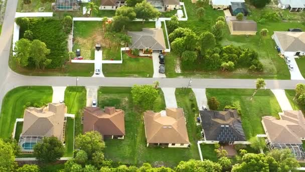 Luchtfoto van kleine stad Amerika voorstedelijk landschap met prive-woningen tussen groene palmbomen in Florida rustige woonwijk. - Video