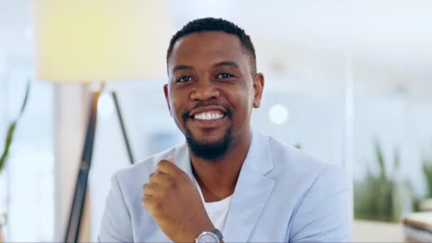 Zuversicht, Zufriedenheit und das Gesicht eines Geschäftsmannes mit Führungsmentalität, der in seinem Büro sitzt. Glück, Lächeln und Porträt eines afrikanischen männlichen Firmenchefs oder Unternehmers am modernen Arbeitsplatz - Filmmaterial, Video