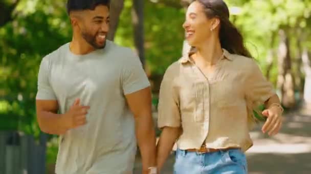 Amour, couple heureux et interracial courir dans un parc ensemble sur un rendez-vous dans la nature et coller dans le bonheur à l'extérieur. Peuple, homme et femme jouant à la liberté et au romantisme dans une forêt. - Séquence, vidéo
