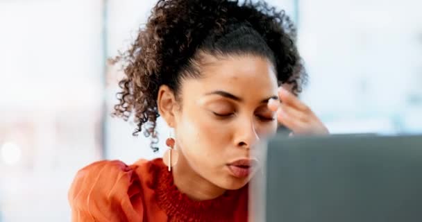 Burnout, stres ve ofiste hatayla çalışan iş kadını, 404 problem ve bilgisayar ağı hatası. Hüsrana uğramış, fazla çalışan, başı ağrıyan, aşırı stresli ve masa başında bunalmış bir kadın işçi.. - Video, Çekim