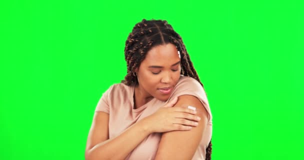 緑の画面では、ワクチンや医療安全のための腕の上に石膏と女性。女性モデル,予防接種の包帯と注射,インフルエンザの予防のためのウイルス免疫や健康的な薬. - 映像、動画